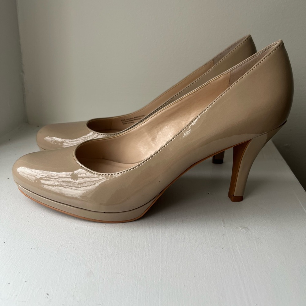 Franco Sarto Nude/ Beige Patent Platform Pumps. Size 8.